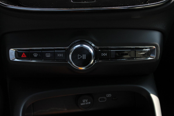 Volvo XC40 2.0 177PK Automaat Plus Black Edition 20" lichtmetalen velgen / Google infotainment / Stoelverwarming en Stuurwielverwarming / Draadloos opladen / Cruise control / Getinte ramen vanaf de B-stijl