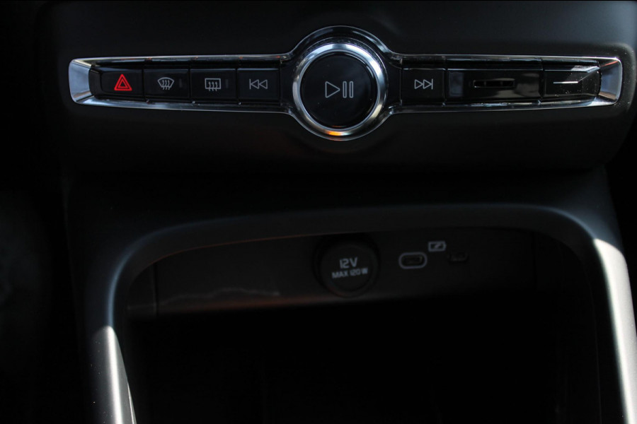 Volvo XC40 2.0 177PK Automaat Plus Black Edition 20" lichtmetalen velgen / Google infotainment / Stoelverwarming en Stuurwielverwarming / Draadloos opladen / Cruise control / Getinte ramen vanaf de B-stijl