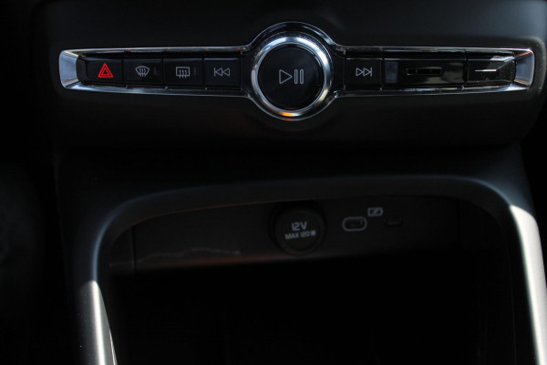 Volvo XC40 2.0 177PK Automaat Plus Black Edition 20" lichtmetalen velgen / Google infotainment / Stoelverwarming en Stuurwielverwarming / Draadloos opladen / Cruise control / Getinte ramen vanaf de B-stijl