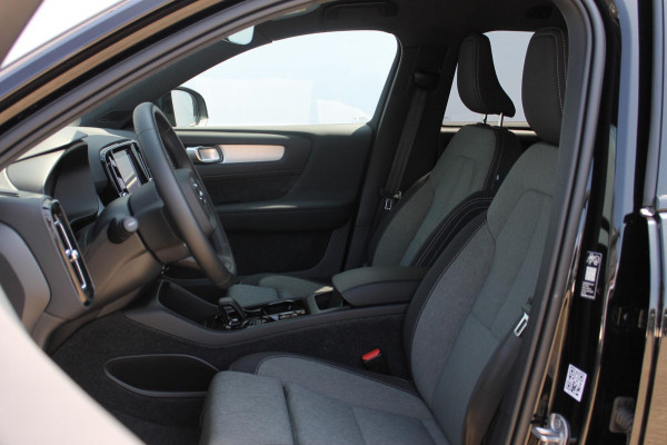 Volvo XC40 2.0 177PK Automaat Plus Black Edition 20" lichtmetalen velgen / Google infotainment / Stoelverwarming en Stuurwielverwarming / Draadloos opladen / Cruise control / Getinte ramen vanaf de B-stijl
