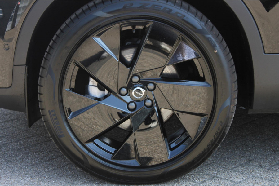 Volvo XC40 2.0 177PK Automaat Plus Black Edition 20" lichtmetalen velgen / Google infotainment / Stoelverwarming en Stuurwielverwarming / Draadloos opladen / Cruise control / Getinte ramen vanaf de B-stijl