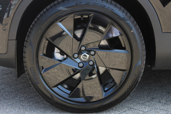 Volvo XC40 2.0 177PK Automaat Plus Black Edition 20" lichtmetalen velgen / Google infotainment / Stoelverwarming en Stuurwielverwarming / Draadloos opladen / Cruise control / Getinte ramen vanaf de B-stijl