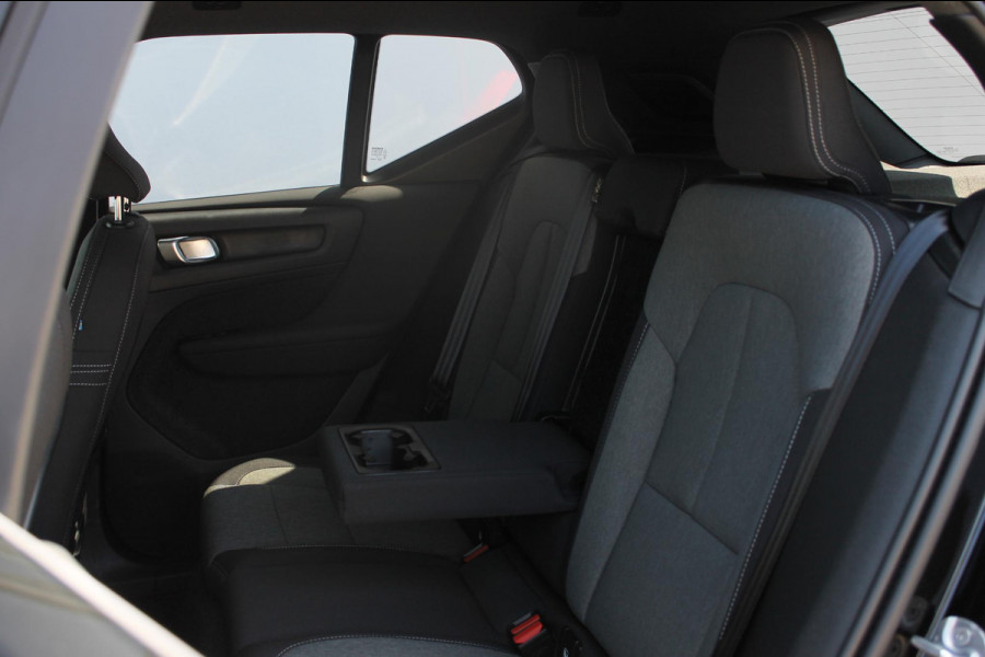 Volvo XC40 2.0 177PK Automaat Plus Black Edition 20" lichtmetalen velgen / Google infotainment / Stoelverwarming en Stuurwielverwarming / Draadloos opladen / Cruise control / Getinte ramen vanaf de B-stijl