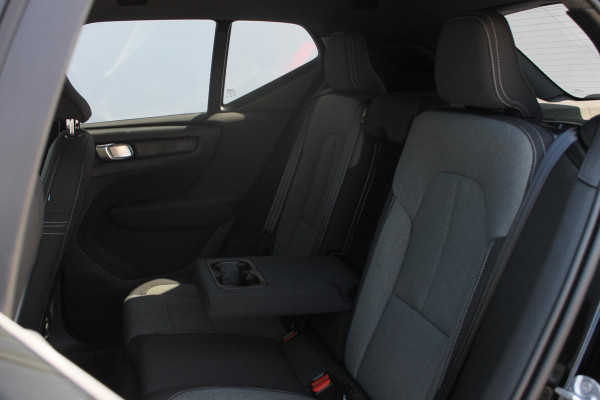 Volvo XC40 2.0 177PK Automaat Plus Black Edition 20" lichtmetalen velgen / Google infotainment / Stoelverwarming en Stuurwielverwarming / Draadloos opladen / Cruise control / Getinte ramen vanaf de B-stijl