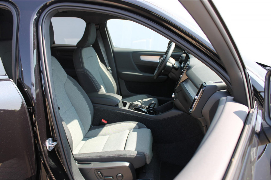Volvo XC40 2.0 177PK Automaat Plus Black Edition 20" lichtmetalen velgen / Google infotainment / Stoelverwarming en Stuurwielverwarming / Draadloos opladen / Cruise control / Getinte ramen vanaf de B-stijl