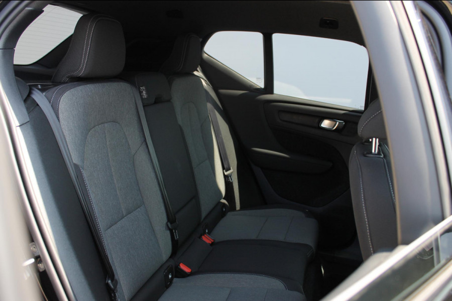 Volvo XC40 2.0 177PK Automaat Plus Black Edition 20" lichtmetalen velgen / Google infotainment / Stoelverwarming en Stuurwielverwarming / Draadloos opladen / Cruise control / Getinte ramen vanaf de B-stijl