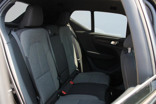 Volvo XC40 2.0 177PK Automaat Plus Black Edition 20" lichtmetalen velgen / Google infotainment / Stoelverwarming en Stuurwielverwarming / Draadloos opladen / Cruise control / Getinte ramen vanaf de B-stijl