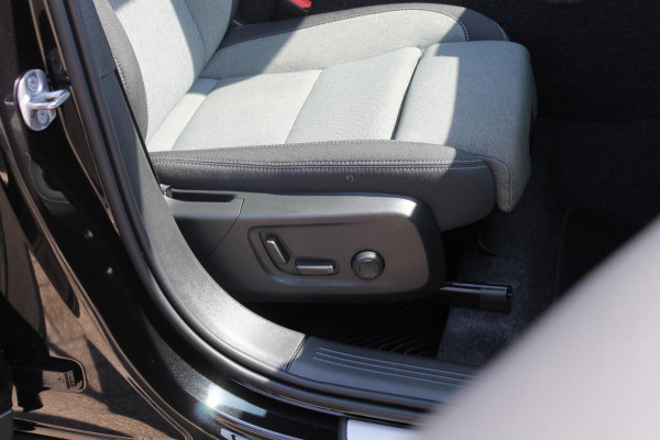 Volvo XC40 2.0 177PK Automaat Plus Black Edition 20" lichtmetalen velgen / Google infotainment / Stoelverwarming en Stuurwielverwarming / Draadloos opladen / Cruise control / Getinte ramen vanaf de B-stijl