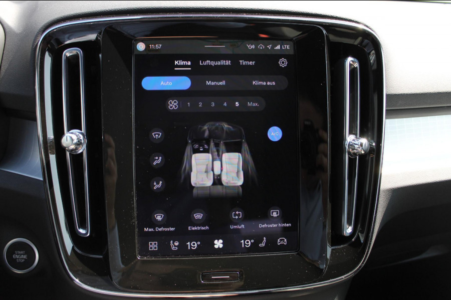 Volvo XC40 2.0 177PK Automaat Plus Black Edition 20" lichtmetalen velgen / Google infotainment / Stoelverwarming en Stuurwielverwarming / Draadloos opladen / Cruise control / Getinte ramen vanaf de B-stijl