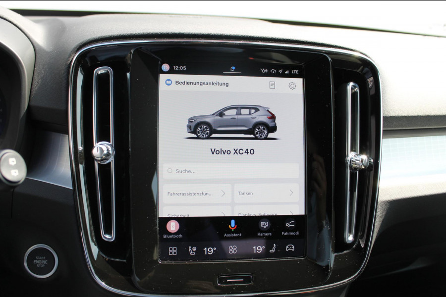 Volvo XC40 2.0 177PK Automaat Plus Black Edition 20" lichtmetalen velgen / Google infotainment / Stoelverwarming en Stuurwielverwarming / Draadloos opladen / Cruise control / Getinte ramen vanaf de B-stijl