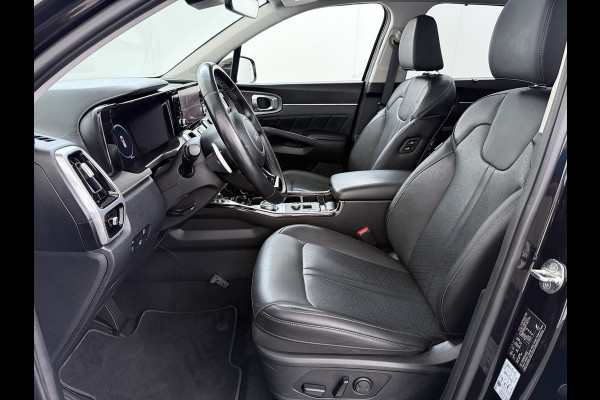Kia Sorento 1.6T-GDI 230PK Hybrid Aut. 7-Persoons Adap.Cruise Leder Panoramadak Bose®-Audio Stuur+Stoel+Achterbank Verwarming Elek.Stoelen A Elek.Achterklep Keyless Ecc Navi Camera Pdc Privacy Glas Lmv 19" Led DAB Isofix 1e Eigenaar 1.650KG Trekgewicht Origineel Nederlandse Auto