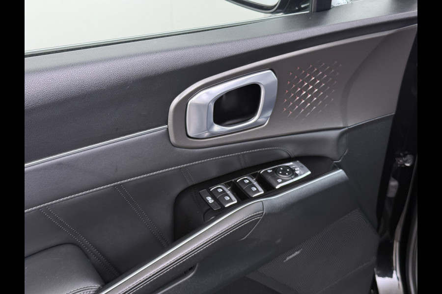 Kia Sorento 1.6T-GDI 230PK Hybrid Aut. 7-Persoons Adap.Cruise Leder Panoramadak Bose®-Audio Stuur+Stoel+Achterbank Verwarming Elek.Stoelen A Elek.Achterklep Keyless Ecc Navi Camera Pdc Privacy Glas Lmv 19" Led DAB Isofix 1e Eigenaar 1.650KG Trekgewicht Origineel Nederlandse Auto