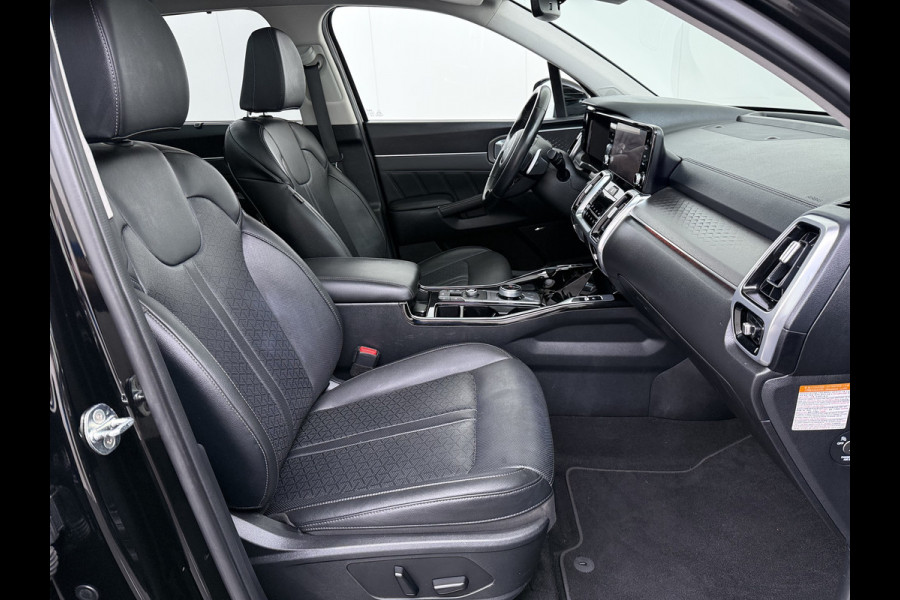 Kia Sorento 1.6T-GDI 230PK Hybrid Aut. 7-Persoons Adap.Cruise Leder Panoramadak Bose®-Audio Stuur+Stoel+Achterbank Verwarming Elek.Stoelen A Elek.Achterklep Keyless Ecc Navi Camera Pdc Privacy Glas Lmv 19" Led DAB Isofix 1e Eigenaar 1.650KG Trekgewicht Origineel Nederlandse Auto