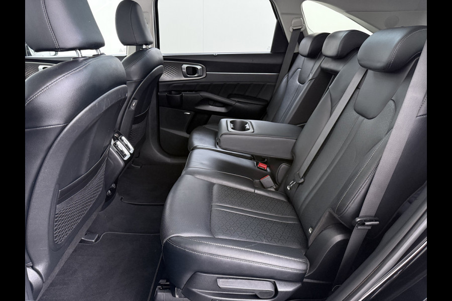 Kia Sorento 1.6T-GDI 230PK Hybrid Aut. 7-Persoons Adap.Cruise Leder Panoramadak Bose®-Audio Stuur+Stoel+Achterbank Verwarming Elek.Stoelen A Elek.Achterklep Keyless Ecc Navi Camera Pdc Privacy Glas Lmv 19" Led DAB Isofix 1e Eigenaar 1.650KG Trekgewicht Origineel Nederlandse Auto