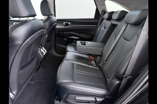 Kia Sorento 1.6T-GDI 230PK Hybrid Aut. 7-Persoons Adap.Cruise Leder Panoramadak Bose®-Audio Stuur+Stoel+Achterbank Verwarming Elek.Stoelen A Elek.Achterklep Keyless Ecc Navi Camera Pdc Privacy Glas Lmv 19" Led DAB Isofix 1e Eigenaar 1.650KG Trekgewicht Origineel Nederlandse Auto