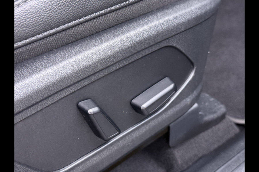 Kia Sorento 1.6T-GDI 230PK Hybrid Aut. 7-Persoons Adap.Cruise Leder Panoramadak Bose®-Audio Stuur+Stoel+Achterbank Verwarming Elek.Stoelen A Elek.Achterklep Keyless Ecc Navi Camera Pdc Privacy Glas Lmv 19" Led DAB Isofix 1e Eigenaar 1.650KG Trekgewicht Origineel Nederlandse Auto