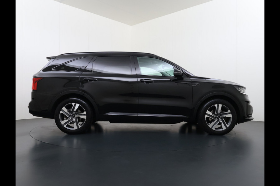 Kia Sorento 1.6T-GDI 230PK Hybrid Aut. 7-Persoons Adap.Cruise Leder Panoramadak Bose®-Audio Stuur+Stoel+Achterbank Verwarming Elek.Stoelen A Elek.Achterklep Keyless Ecc Navi Camera Pdc Privacy Glas Lmv 19" Led DAB Isofix 1e Eigenaar 1.650KG Trekgewicht Origineel Nederlandse Auto