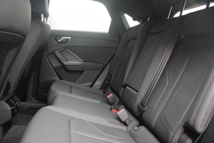 Audi Q3 Sportback 35 TFSI 150PK AUTOMAAT S EDITION | DRAADLOZE APPLE CARPLAY/ANDROID AUTO | ACHTERUITRIJ CAMERA | DODEHOEK DETECTIE | PARKEERSENSOREN VOOR + ACHTER | VIRTUAL COCKPIT | STOEL VERWARMING | ELEKTRISCH BEDIENBARE ACHTERKLEP | S-LINE INTERIEUR/EXTERIEUR | DAB+ RADIO | NAVIGATIE | VOLLEDIG LEDEREN BEKLEDING | DRAADLOZE TELEFOONLADER | KEYLESS ENTRY/START | CRUISE CONTROL | LED MATRIX KOPLAMPEN |