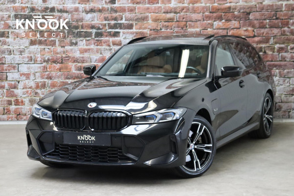 BMW 3 Serie Touring 330e High Executive M Sport Pakket Automaat / SoH 98% / Facelift / Widescreen / Panoramadak / Hifi / Adaptieve LED-koplamp / Driving Assistant / Live Cockpit Professional / DAB / 18 Inch / Leder / Extra Getint Glas / Stoelverwarming / Achteruitrijcamera / Shadow Line / Grootlichtassistent / Active Protection