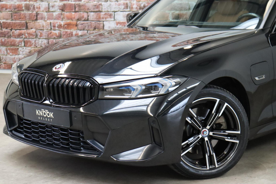 BMW 3 Serie Touring 330e High Executive M Sport Pakket Automaat / SoH 98% / Facelift / Widescreen / Panoramadak / Hifi / Adaptieve LED-koplamp / Driving Assistant / Live Cockpit Professional / DAB / 18 Inch / Leder / Extra Getint Glas / Stoelverwarming / Achteruitrijcamera / Shadow Line / Grootlichtassistent / Active Protection