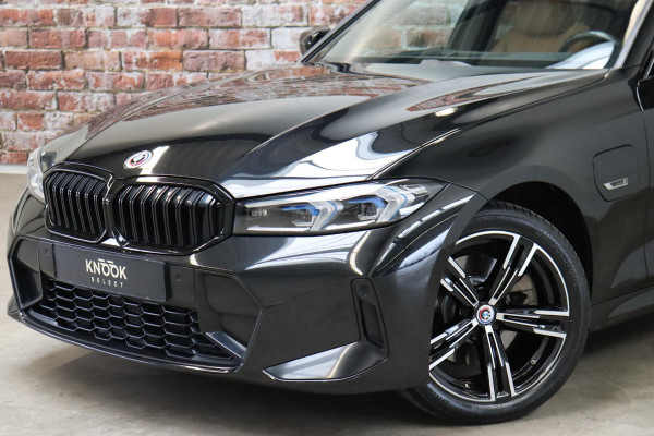 BMW 3 Serie Touring 330e High Executive M Sport Pakket Automaat / SoH 98% / Facelift / Widescreen / Panoramadak / Hifi / Adaptieve LED-koplamp / Driving Assistant / Live Cockpit Professional / DAB / 18 Inch / Leder / Extra Getint Glas / Stoelverwarming / Achteruitrijcamera / Shadow Line / Grootlichtassistent / Active Protection