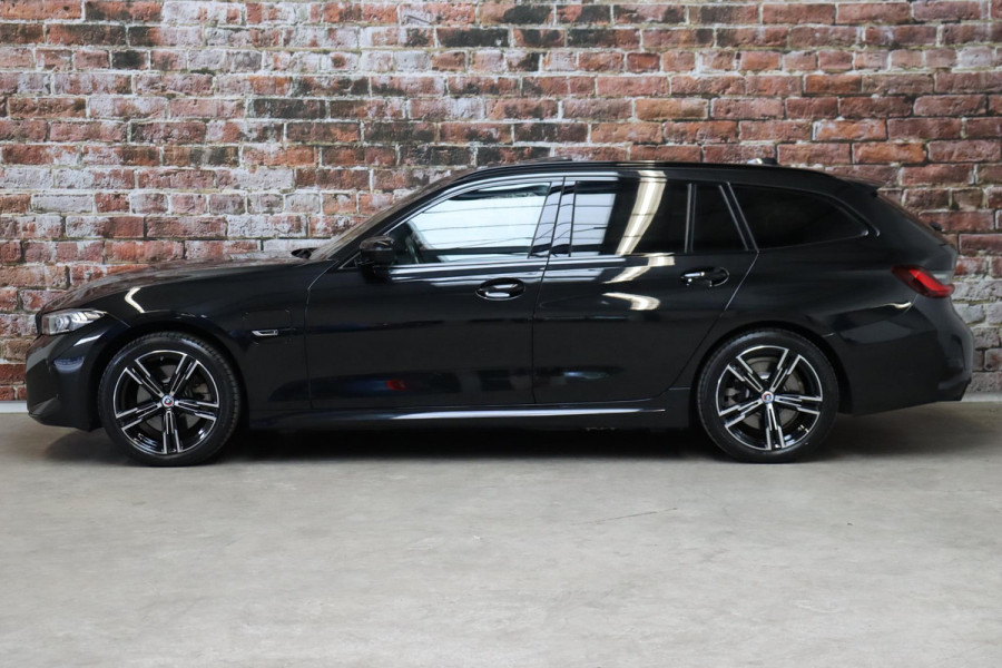 BMW 3 Serie Touring 330e High Executive M Sport Pakket Automaat / SoH 98% / Facelift / Widescreen / Panoramadak / Hifi / Adaptieve LED-koplamp / Driving Assistant / Live Cockpit Professional / DAB / 18 Inch / Leder / Extra Getint Glas / Stoelverwarming / Achteruitrijcamera / Shadow Line / Grootlichtassistent / Active Protection