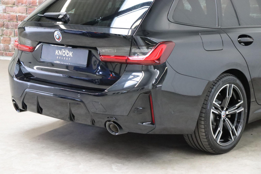 BMW 3 Serie Touring 330e High Executive M Sport Pakket Automaat / SoH 98% / Facelift / Widescreen / Panoramadak / Hifi / Adaptieve LED-koplamp / Driving Assistant / Live Cockpit Professional / DAB / 18 Inch / Leder / Extra Getint Glas / Stoelverwarming / Achteruitrijcamera / Shadow Line / Grootlichtassistent / Active Protection