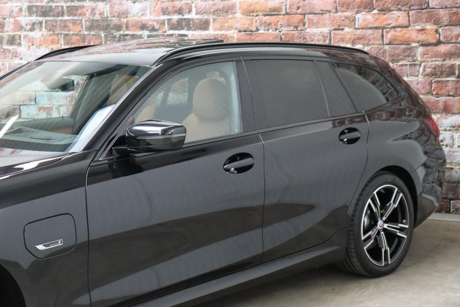 BMW 3 Serie Touring 330e High Executive M Sport Pakket Automaat / SoH 98% / Facelift / Widescreen / Panoramadak / Hifi / Adaptieve LED-koplamp / Driving Assistant / Live Cockpit Professional / DAB / 18 Inch / Leder / Extra Getint Glas / Stoelverwarming / Achteruitrijcamera / Shadow Line / Grootlichtassistent / Active Protection