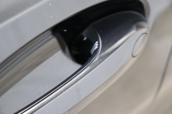 BMW 3 Serie Touring 330e High Executive M Sport Pakket Automaat / SoH 98% / Facelift / Widescreen / Panoramadak / Hifi / Adaptieve LED-koplamp / Driving Assistant / Live Cockpit Professional / DAB / 18 Inch / Leder / Extra Getint Glas / Stoelverwarming / Achteruitrijcamera / Shadow Line / Grootlichtassistent / Active Protection