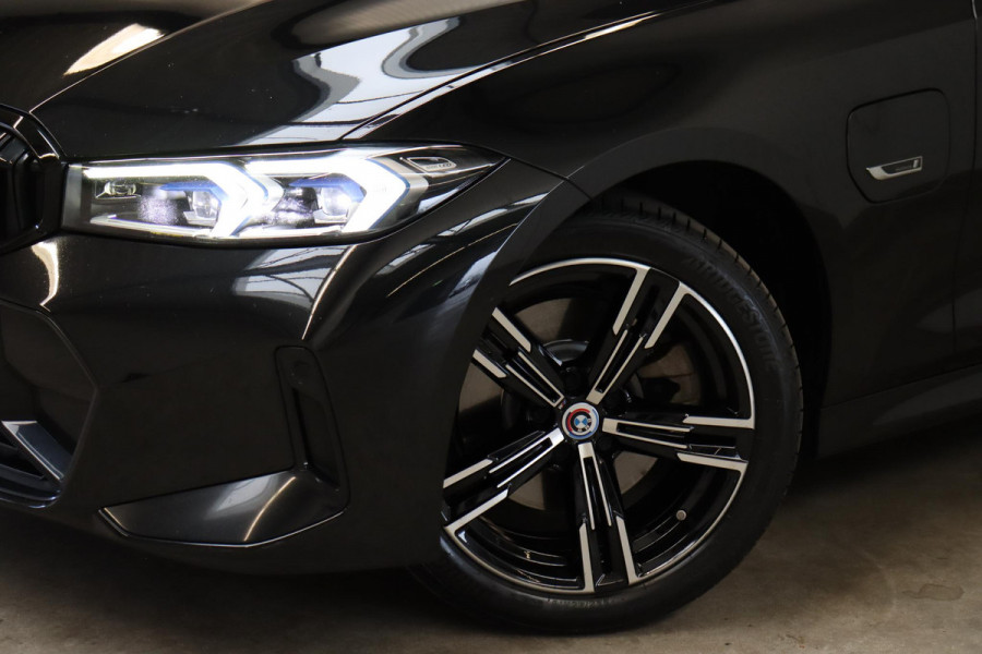 BMW 3 Serie Touring 330e High Executive M Sport Pakket Automaat / SoH 98% / Facelift / Widescreen / Panoramadak / Hifi / Adaptieve LED-koplamp / Driving Assistant / Live Cockpit Professional / DAB / 18 Inch / Leder / Extra Getint Glas / Stoelverwarming / Achteruitrijcamera / Shadow Line / Grootlichtassistent / Active Protection