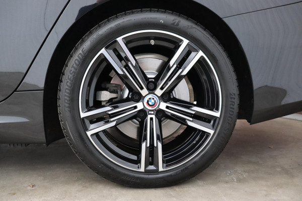 BMW 3 Serie Touring 330e High Executive M Sport Pakket Automaat / SoH 98% / Facelift / Widescreen / Panoramadak / Hifi / Adaptieve LED-koplamp / Driving Assistant / Live Cockpit Professional / DAB / 18 Inch / Leder / Extra Getint Glas / Stoelverwarming / Achteruitrijcamera / Shadow Line / Grootlichtassistent / Active Protection
