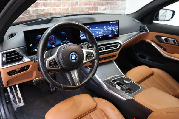 BMW 3 Serie Touring 330e High Executive M Sport Pakket Automaat / SoH 98% / Facelift / Widescreen / Panoramadak / Hifi / Adaptieve LED-koplamp / Driving Assistant / Live Cockpit Professional / DAB / 18 Inch / Leder / Extra Getint Glas / Stoelverwarming / Achteruitrijcamera / Shadow Line / Grootlichtassistent / Active Protection