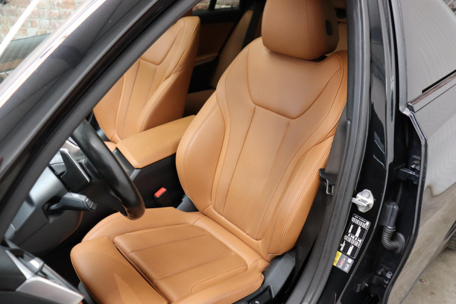 BMW 3 Serie Touring 330e High Executive M Sport Pakket Automaat / SoH 98% / Facelift / Widescreen / Panoramadak / Hifi / Adaptieve LED-koplamp / Driving Assistant / Live Cockpit Professional / DAB / 18 Inch / Leder / Extra Getint Glas / Stoelverwarming / Achteruitrijcamera / Shadow Line / Grootlichtassistent / Active Protection