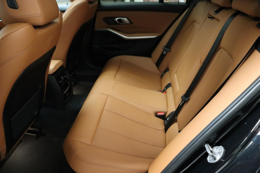 BMW 3 Serie Touring 330e High Executive M Sport Pakket Automaat / SoH 98% / Facelift / Widescreen / Panoramadak / Hifi / Adaptieve LED-koplamp / Driving Assistant / Live Cockpit Professional / DAB / 18 Inch / Leder / Extra Getint Glas / Stoelverwarming / Achteruitrijcamera / Shadow Line / Grootlichtassistent / Active Protection