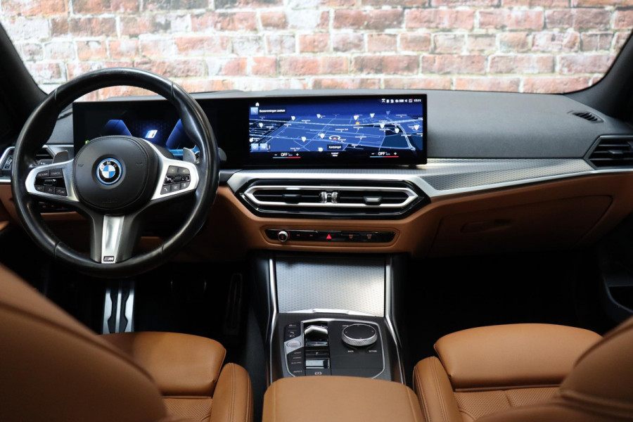 BMW 3 Serie Touring 330e High Executive M Sport Pakket Automaat / SoH 98% / Facelift / Widescreen / Panoramadak / Hifi / Adaptieve LED-koplamp / Driving Assistant / Live Cockpit Professional / DAB / 18 Inch / Leder / Extra Getint Glas / Stoelverwarming / Achteruitrijcamera / Shadow Line / Grootlichtassistent / Active Protection