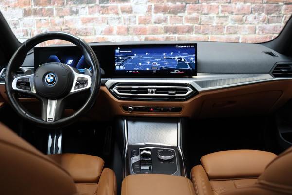 BMW 3 Serie Touring 330e High Executive M Sport Pakket Automaat / SoH 98% / Facelift / Widescreen / Panoramadak / Hifi / Adaptieve LED-koplamp / Driving Assistant / Live Cockpit Professional / DAB / 18 Inch / Leder / Extra Getint Glas / Stoelverwarming / Achteruitrijcamera / Shadow Line / Grootlichtassistent / Active Protection