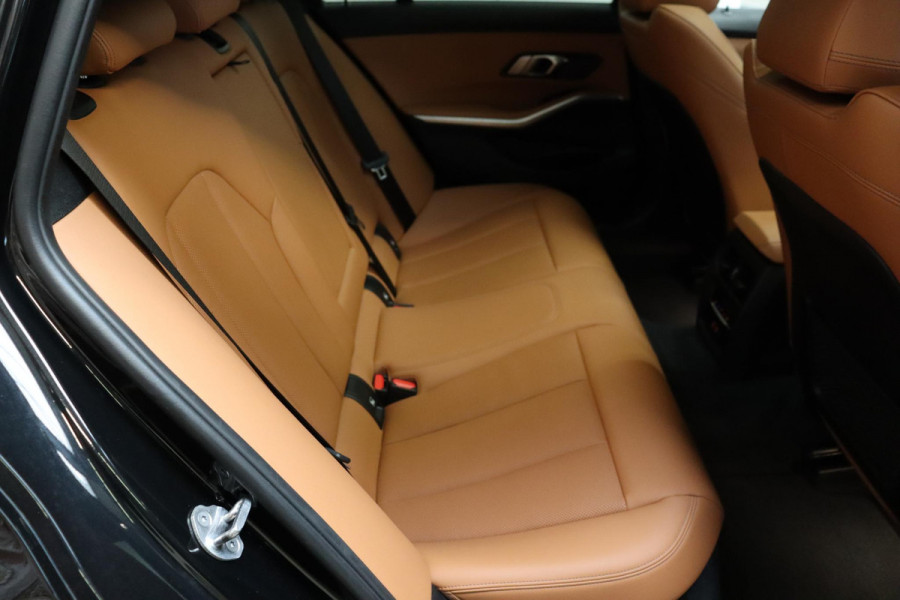 BMW 3 Serie Touring 330e High Executive M Sport Pakket Automaat / SoH 98% / Facelift / Widescreen / Panoramadak / Hifi / Adaptieve LED-koplamp / Driving Assistant / Live Cockpit Professional / DAB / 18 Inch / Leder / Extra Getint Glas / Stoelverwarming / Achteruitrijcamera / Shadow Line / Grootlichtassistent / Active Protection