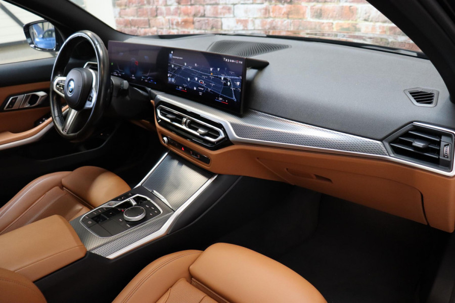 BMW 3 Serie Touring 330e High Executive M Sport Pakket Automaat / SoH 98% / Facelift / Widescreen / Panoramadak / Hifi / Adaptieve LED-koplamp / Driving Assistant / Live Cockpit Professional / DAB / 18 Inch / Leder / Extra Getint Glas / Stoelverwarming / Achteruitrijcamera / Shadow Line / Grootlichtassistent / Active Protection