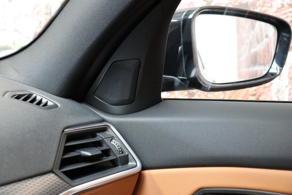 BMW 3 Serie Touring 330e High Executive M Sport Pakket Automaat / SoH 98% / Facelift / Widescreen / Panoramadak / Hifi / Adaptieve LED-koplamp / Driving Assistant / Live Cockpit Professional / DAB / 18 Inch / Leder / Extra Getint Glas / Stoelverwarming / Achteruitrijcamera / Shadow Line / Grootlichtassistent / Active Protection