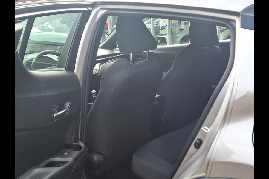 Toyota C-HR 1.8 Hybrid Dynamic | Trekhaak, Keyless, 17 inch, Parkeercamera, Adaptive cruise control, Climate control