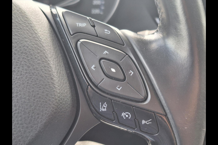 Toyota C-HR 1.8 Hybrid Dynamic | Trekhaak, Keyless, 17 inch, Parkeercamera, Adaptive cruise control, Climate control