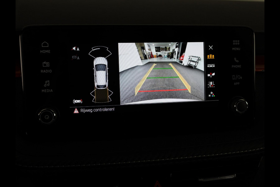 Škoda Fabia Monte Carlo 1.0 TSI 70 kW / 95 PK Hatchback 5 vers | Moon White + Black Magic | Travel Assist Pakket | Hill Start Assist | Verwarmbare Voorstoelen