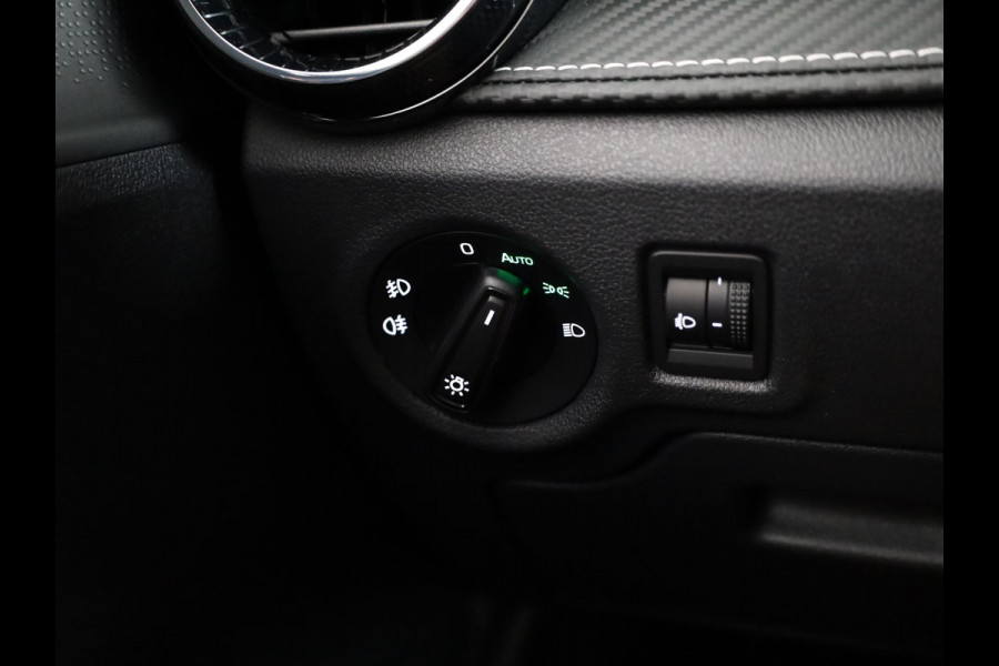 Škoda Fabia Monte Carlo 1.0 TSI 70 kW / 95 PK Hatchback 5 vers | Moon White + Black Magic | Travel Assist Pakket | Hill Start Assist | Verwarmbare Voorstoelen