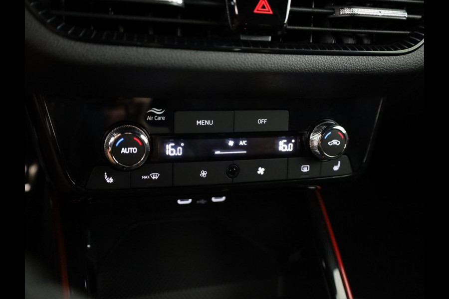 Škoda Fabia Monte Carlo 1.0 TSI 70 kW / 95 PK Hatchback 5 vers | Moon White + Black Magic | Travel Assist Pakket | Hill Start Assist | Verwarmbare Voorstoelen