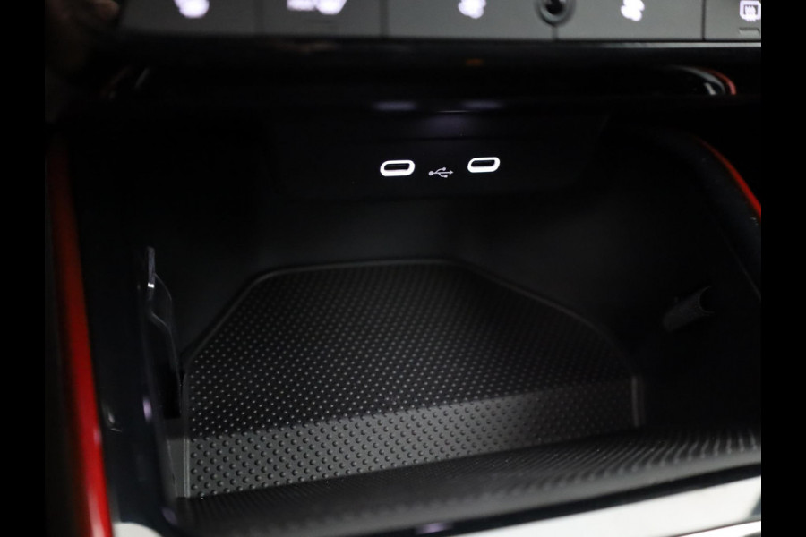 Škoda Fabia Monte Carlo 1.0 TSI 70 kW / 95 PK Hatchback 5 vers | Moon White + Black Magic | Travel Assist Pakket | Hill Start Assist | Verwarmbare Voorstoelen