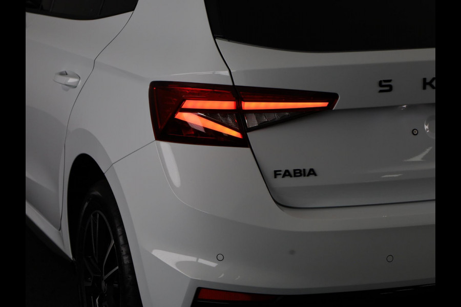 Škoda Fabia Monte Carlo 1.0 TSI 70 kW / 95 PK Hatchback 5 vers | Moon White + Black Magic | Travel Assist Pakket | Hill Start Assist | Verwarmbare Voorstoelen