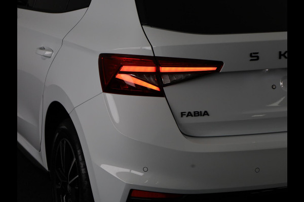 Škoda Fabia Monte Carlo 1.0 TSI 70 kW / 95 PK Hatchback 5 vers | Moon White + Black Magic | Travel Assist Pakket | Hill Start Assist | Verwarmbare Voorstoelen