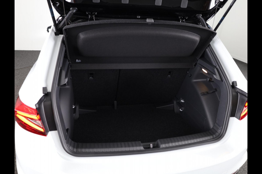 Škoda Fabia Monte Carlo 1.0 TSI 70 kW / 95 PK Hatchback 5 vers | Moon White + Black Magic | Travel Assist Pakket | Hill Start Assist | Verwarmbare Voorstoelen