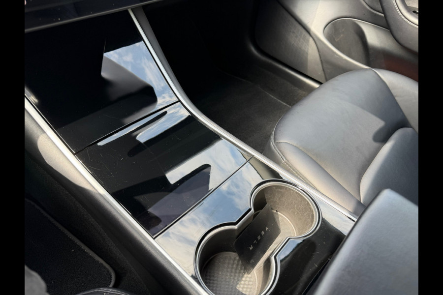 Tesla Model 3 Long Range AWD 75 kWh | Trekhaak + BTW + Autopilot Nu € 23.975,-!!!