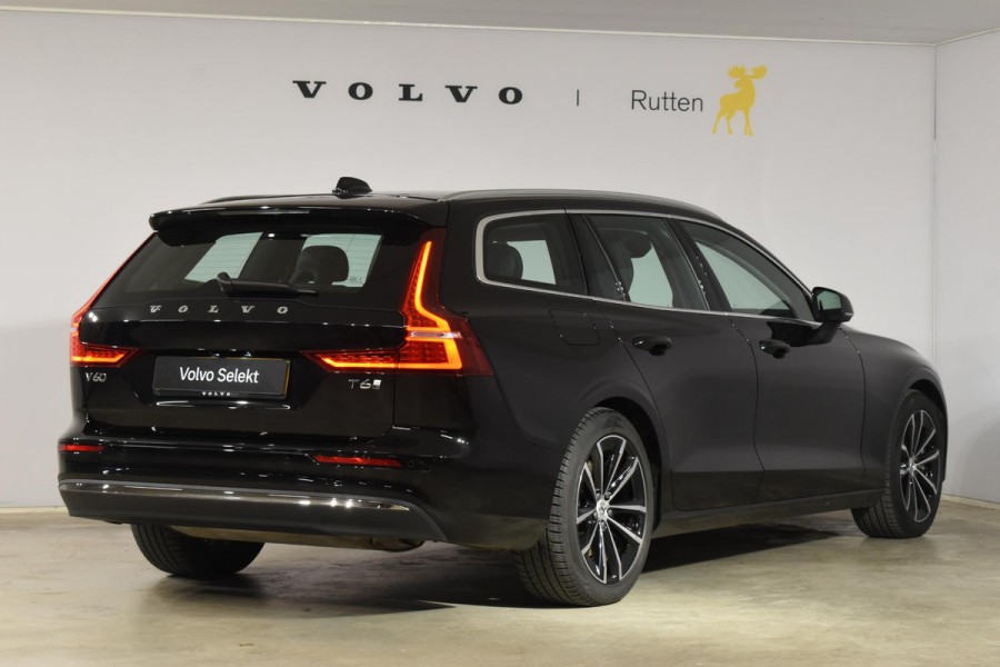 Volvo V60 T6 350PK Automaat Plug-in Hybrid Essential Bright / Navigatie / Adaptive cruise control / Leren bekleding / Achteruitrijcamera / Stuur & Stoelverwarming / Stoelverwarming achter / Trekhaak